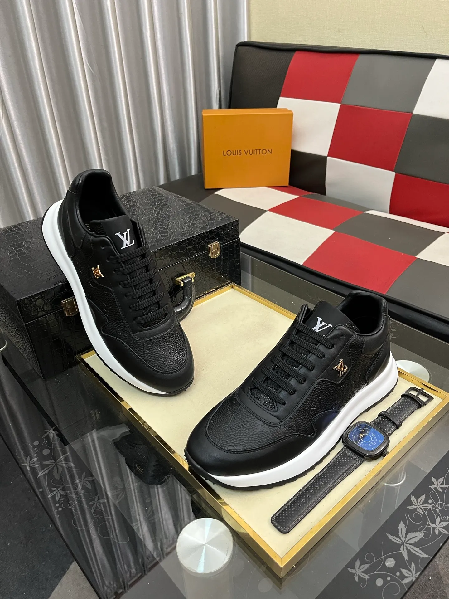 Men's shoes💰438⌚️⌚️《Louis vuitton/LV Louis Vuitton》original quality.~ Unique modern style sneakers. 🏃A must-have casual shoe for trendy men😍😍 Original brand imported from Italy, imported original leather, cowhide lining (refuses to discolor and grind feet) sole: original sole provided by the original factory, French lazy style design ⚠️Fit to the feet, original quality, super comfortable original sole. Code number: 38-443️⃣Colors available